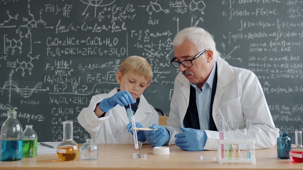教师指导学生完成科学实验